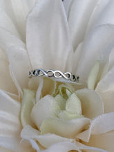 Load image into Gallery viewer, Sterling Silver Swirl Design Ring